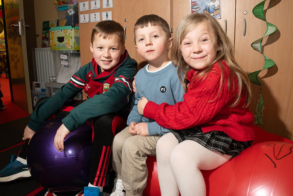 3 children smiling.